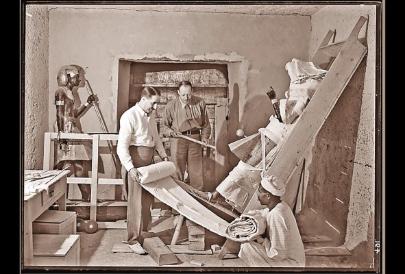 El egiptólogo británico Howard Carter con la tumba de Tutankamón. El egiptólogo británico Howard Carter con la tumba de Tutankamón.