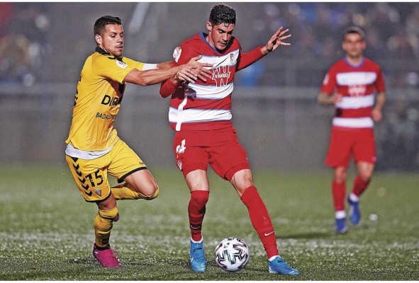 El delantero del Granada Carlos Fernández pelea un balón con el defensa Pelón, del Badalona, en el partido de dieciseisavos de final de la Copa del Rey de fútbol. El delantero del Granada Carlos Fernández pelea un balón con el defensa Pelón, del Badalona, en el partido de dieciseisavos de final de la Copa del Rey de fútbol.