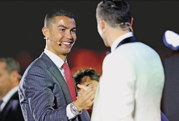 Recientemente el delantero resplandeció en Dubái tras recibir el premio al 'Mejor jugador del siglo' que le otorgaron en los Globe Soccer Awards. Recientemente el delantero resplandeció en Dubái tras recibir el premio al 'Mejor jugador del siglo' que le otorgaron en los Globe Soccer Awards.