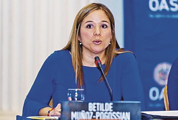 Nacida en Maracaibo, Venezuela, Muñoz-Pogossian es doctora en ciencias políticas y cuenta con una carrera ininterrumpida en la OEA. Nacida en Maracaibo, Venezuela, Muñoz-Pogossian es doctora en ciencias políticas y cuenta con una carrera ininterrumpida en la OEA.