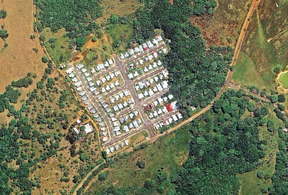 Altos del Quiteño es un proyecto de urbanización construido entre 2016 y 2019, con una oferta de viviendas a un precio de venta de $40.000. Alejado unos 11 km del centro urbano de David, y desprovisto de servicios y negocios en sus proximidades, es el ejemplo de un desarrollo urbano que no se compagina con las aspiraciones de mayor proximidad a servicios y negocios para una mejor calidad de vida urbana. Altos del Quiteño es un proyecto de urbanización construido entre 2016 y 2019, con una oferta de viviendas a un precio de venta de $40.000. Alejado unos 11 km del centro urbano de David, y desprovisto de servicios y negocios en sus proximidades, es el ejemplo de un desarrollo urbano que no se compagina con las aspiraciones de mayor proximidad a servicios y negocios para una mejor calidad de vida urbana.