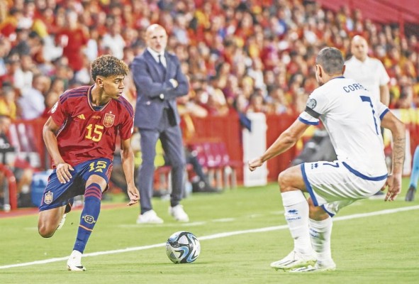 Lamine Yamal (i.) durante el partido con la selección de España frente a Chipre. Lamine Yamal (i.) durante el partido con la selección de España frente a Chipre.