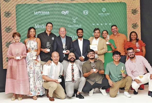 Imagen de los ganadores y homenajeados durante el evento de premiación. Imagen de los ganadores y homenajeados durante el evento de premiación.