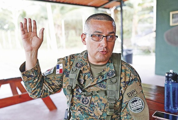 Reiniel Serrano, comisionado de Senafront encargado de Darién, explica las cinco rutas identificadas que emplean los migrantes para llegar a Panamá. Reiniel Serrano, comisionado de Senafront encargado de Darién, explica las cinco rutas identificadas que emplean los migrantes para llegar a Panamá.
