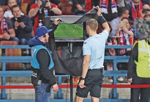 Muchos goles deben esperar la revisión de turno, mientras congelan los abrazos de celebración. Muchos goles deben esperar la revisión de turno, mientras congelan los abrazos de celebración.