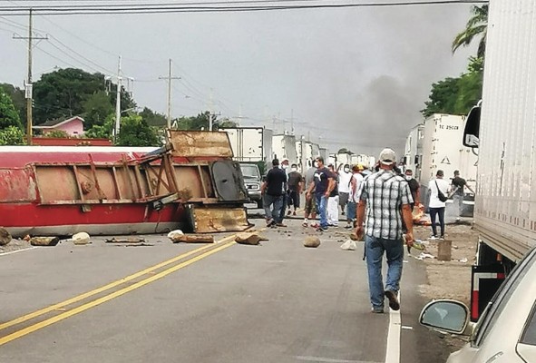 Sin paso, cientos de transportistas están detenidos en la frontera. Sin paso, cientos de transportistas están detenidos en la frontera.