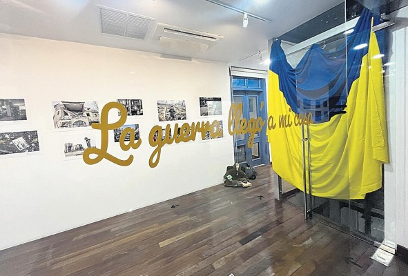 La exposición consta de 54 imágenes de fotógrafos ucranianos. La exposición consta de 54 imágenes de fotógrafos ucranianos.