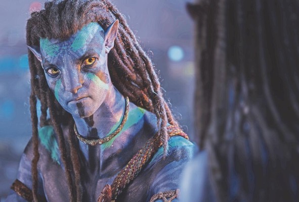 Sam Worthington y Zoe Saldaña regresan como Jake Sully y Neytiri como padres de una familia en problemas. Sam Worthington y Zoe Saldaña regresan como Jake Sully y Neytiri como padres de una familia en problemas.