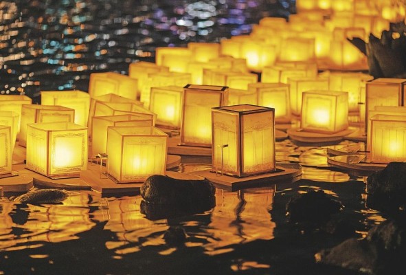 Durante Obon Festival en Japón, se adornan ríos y lagos con faroles flotantes. Durante Obon Festival en Japón, se adornan ríos y lagos con faroles flotantes.