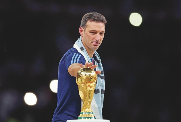 Lionel Scaloni, técnico de la selección de Argentina, con la Copa del Mundo. Lionel Scaloni, técnico de la selección de Argentina, con la Copa del Mundo.
