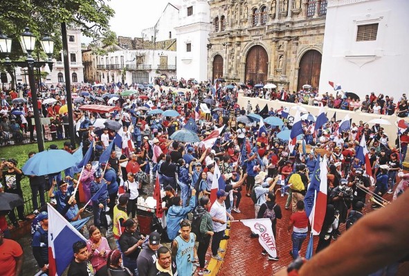 Los manifestantes se concentraron en la plaza de la Independencia después de las distintas marchas que hubo ayer. Los manifestantes se concentraron en la plaza de la Independencia después de las distintas marchas que hubo ayer.