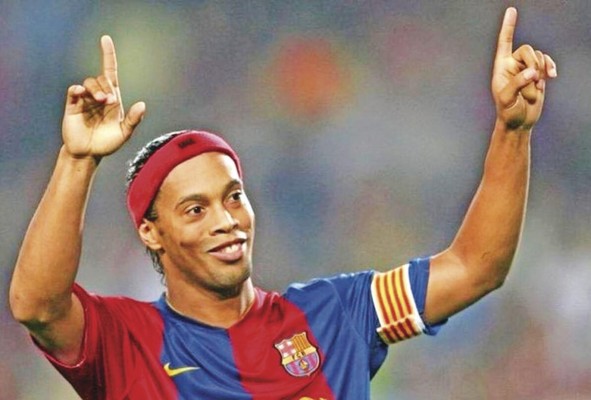 El jugador brasileño obtuvo el Balón de Oro en 2005; actualmente tiene 40 años. El jugador brasileño obtuvo el Balón de Oro en 2005; actualmente tiene 40 años.
