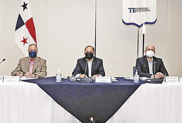 Eduardo Valdés Escoffery (i), Heriberto Aarúz (c) y Alfredo Juncá (d), magistrados del Tribunal Electoral Eduardo Valdés Escoffery (i), Heriberto Aarúz (c) y Alfredo Juncá (d), magistrados del Tribunal Electoral