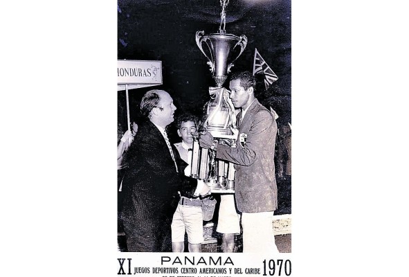 El capitán del quinteto, Julio Osorio, recibe la copa de campeón del torneo de baloncesto de los juegos. El capitán del quinteto, Julio Osorio, recibe la copa de campeón del torneo de baloncesto de los juegos.
