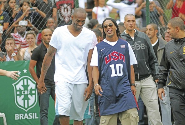 Dos genios deportivos. En Río de Janeiro, el 23 de junio de 2013, junto a Kobe Bryant, invitado por Dinho para la inauguración de su escuela de fútbol. Dos genios deportivos. En Río de Janeiro, el 23 de junio de 2013, junto a Kobe Bryant, invitado por Dinho para la inauguración de su escuela de fútbol.