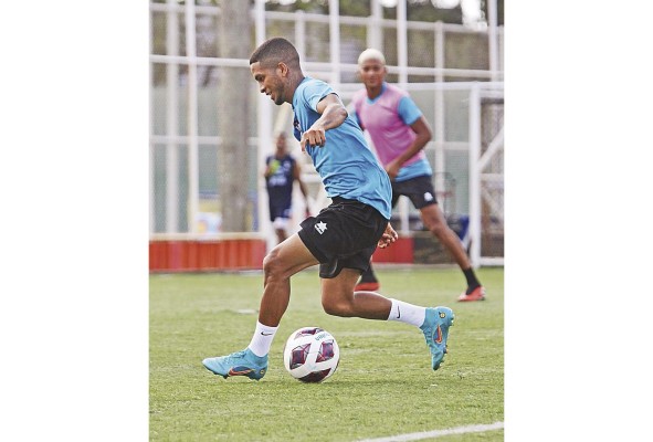 Yanis durante un entrenamiento con Potros del Este. Yanis durante un entrenamiento con Potros del Este.