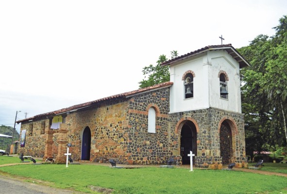 Son más de tres siglos de íntima relación que nos dejaron temas de profunda religiosidad y los altares son una gran prueba de ella. Son más de tres siglos de íntima relación que nos dejaron temas de profunda religiosidad y los altares son una gran prueba de ella.