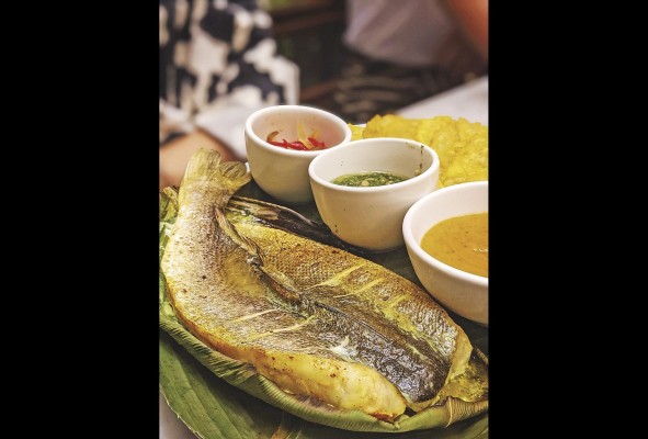 Corvina al bijao con patacones, salsa de tamal de olla, ajillo y escabeche. Fonda Lo Que Hay. Corvina al bijao con patacones, salsa de tamal de olla, ajillo y escabeche. Fonda Lo Que Hay.