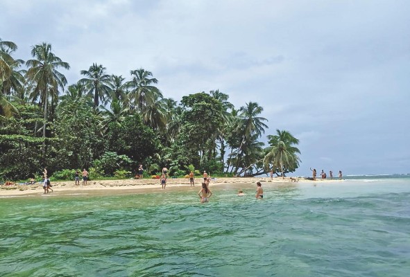 Panamá es un país bañado por dos océanos por lo que la oferta de playas es numerosa Panamá es un país bañado por dos océanos por lo que la oferta de playas es numerosa