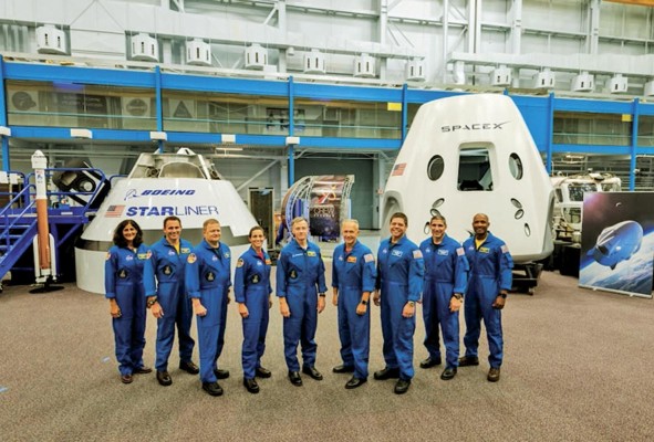 Los astronautas de izquierda a derecha: Sunita Williams, Josh Cassada, Eric Boe, Nicole Mann, Christopher Ferguson, Douglas Hurley, Robert Behnken, Michael Hopkins y Víctor Glover. Los astronautas de izquierda a derecha: Sunita Williams, Josh Cassada, Eric Boe, Nicole Mann, Christopher Ferguson, Douglas Hurley, Robert Behnken, Michael Hopkins y Víctor Glover.