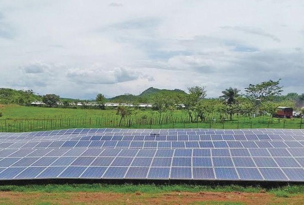 La energía solar proviene del sol a través de paneles solares. La energía solar proviene del sol a través de paneles solares.