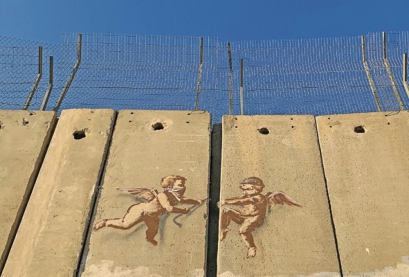 'The Alternativity', obra del artista británico Banksy plasmada sobre el muro que divide Israel de Cisjordania en Belén. 'The Alternativity', obra del artista británico Banksy plasmada sobre el muro que divide Israel de Cisjordania en Belén.