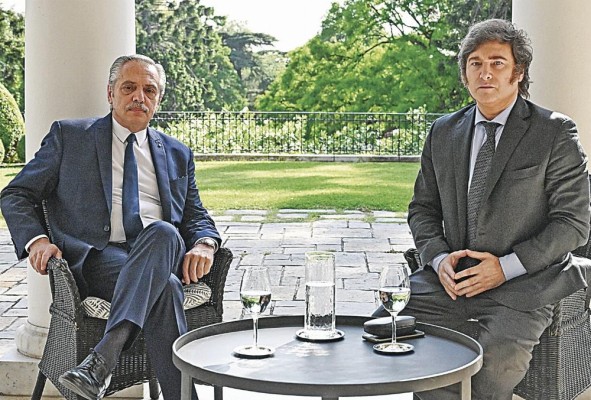 Javier Milei, presidente electo, y Alberto Fernández, actual mandatario de Argentina, sostuvieron una reunión para la transición de gobierno. Javier Milei, presidente electo, y Alberto Fernández, actual mandatario de Argentina, sostuvieron una reunión para la transición de gobierno.