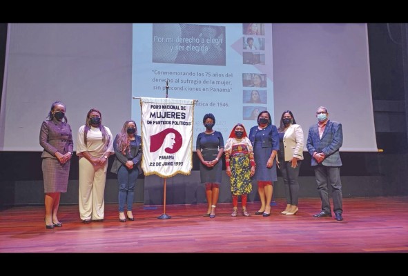 De izq a Derecha, Yessenia Rodriguez, Nadine González, Marinés Tapiero, Walkiria Chandler D'Orcy, Petita Ayarza, Yara Campos, Emelie García y Luis Romero, la tarde del estreno del documental. De izq a Derecha, Yessenia Rodriguez, Nadine González, Marinés Tapiero, Walkiria Chandler D'Orcy, Petita Ayarza, Yara Campos, Emelie García y Luis Romero, la tarde del estreno del documental.