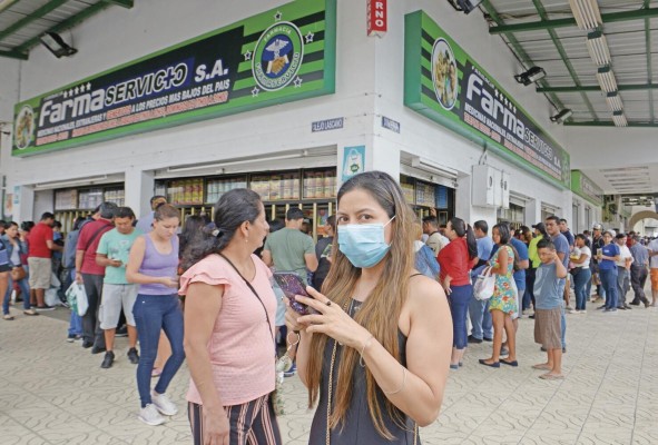 Ciudadanos acuden a comprar tapabocas en Guayaquil (Ecuador). La alerta ciudadana en la ciudad creció luego que el Gobierno confirmó el primer caso de coronavirus en el país, una persona mayor que llegó de España hace unos quince días. Ciudadanos acuden a comprar tapabocas en Guayaquil (Ecuador). La alerta ciudadana en la ciudad creció luego que el Gobierno confirmó el primer caso de coronavirus en el país, una persona mayor que llegó de España hace unos quince días.