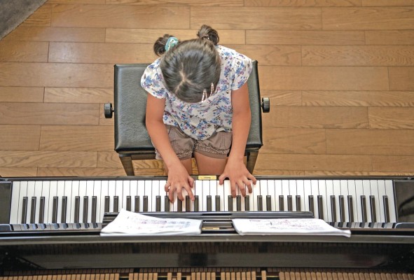 Las melodías del piano oxigenan la mente y el espíritu. Las melodías del piano oxigenan la mente y el espíritu.