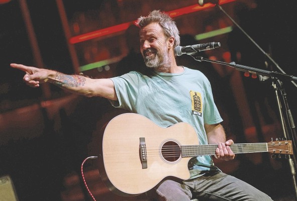 El cantautor nacido en Barcelona inició su aventura en la música como guitarrista de J. & Co. Band y a mediados de los 90 fundó Jarabe de Palo. El cantautor nacido en Barcelona inició su aventura en la música como guitarrista de J. & Co. Band y a mediados de los 90 fundó Jarabe de Palo.