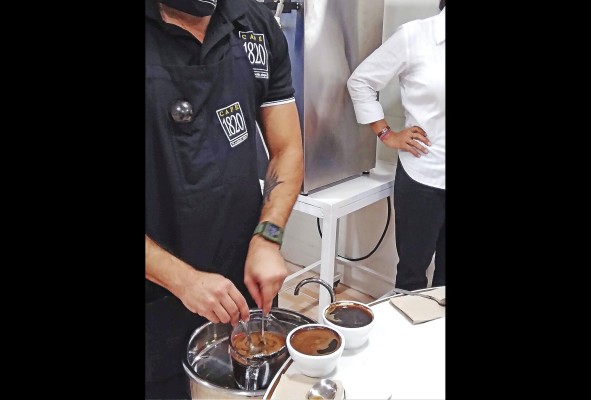 El experto procede a retirar la costra del café. El experto procede a retirar la costra del café.