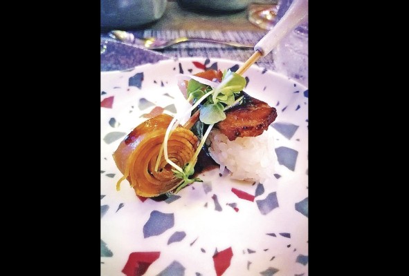 Lolipop de camote y nigiri de bacon Lolipop de camote y nigiri de bacon