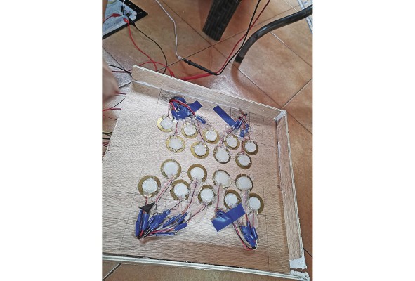 Generadores piezoeléctricos, cuyos centros de cerámica piezoeléctrica, al ser presionados, originan un estrés (o polarización) entre las cargas positivas y negativas, que en consecuencia generan electricidad. Generadores piezoeléctricos, cuyos centros de cerámica piezoeléctrica, al ser presionados, originan un estrés (o polarización) entre las cargas positivas y negativas, que en consecuencia generan electricidad.
