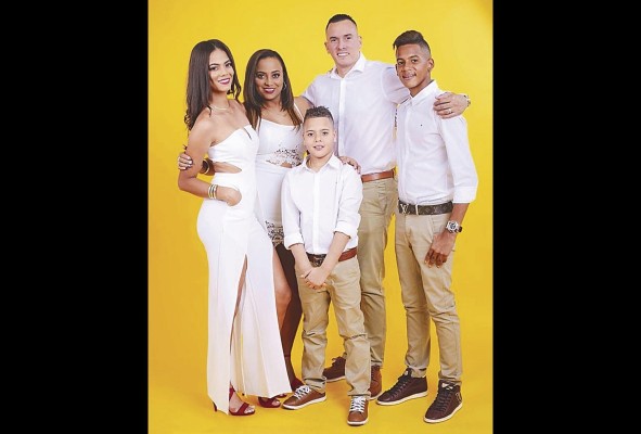 En familia, rodeado por su hija Nayeilis, su esposa Mitzeli de Pérez, Blas Pérez hijo mayor, y el menor Jatniel. En familia, rodeado por su hija Nayeilis, su esposa Mitzeli de Pérez, Blas Pérez hijo mayor, y el menor Jatniel.