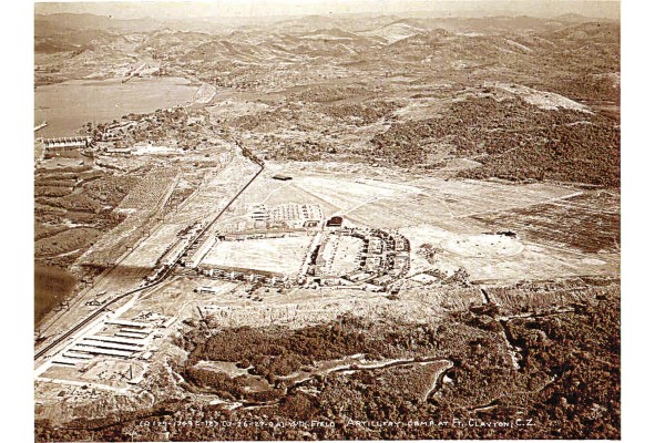 Vista de Fort Clayton en 1927, pocos años después de la construcción de los 36 edificios originales sobre el antiguo 'Vertedero de Miraflores', justo frente a las esclusas del mismo nombre. Vista de Fort Clayton en 1927, pocos años después de la construcción de los 36 edificios originales sobre el antiguo 'Vertedero de Miraflores', justo frente a las esclusas del mismo nombre.