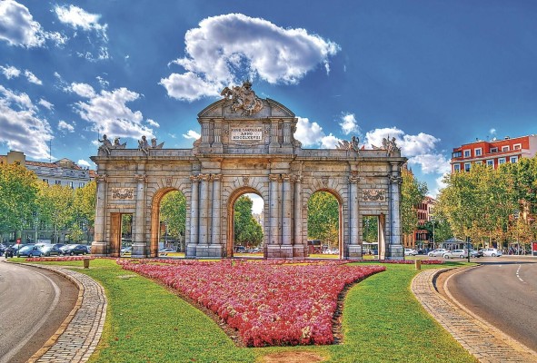 Imagen colorida de la Puerta de Alcalá en Madrid. Imagen colorida de la Puerta de Alcalá en Madrid.