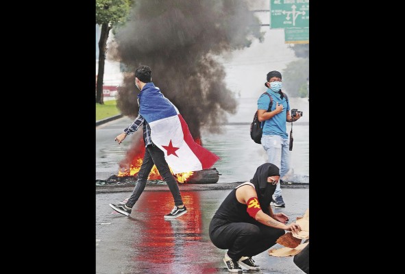 Estudiantes universitarios, protestaron por el recorte presupuestario de la UP Estudiantes universitarios, protestaron por el recorte presupuestario de la UP