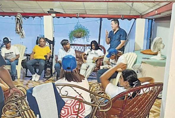 Brea se reunió con jóvenes de Chitre y del PP, quienes apoyan la candidatura de Martín Torrijos. Brea se reunió con jóvenes de Chitre y del PP, quienes apoyan la candidatura de Martín Torrijos.