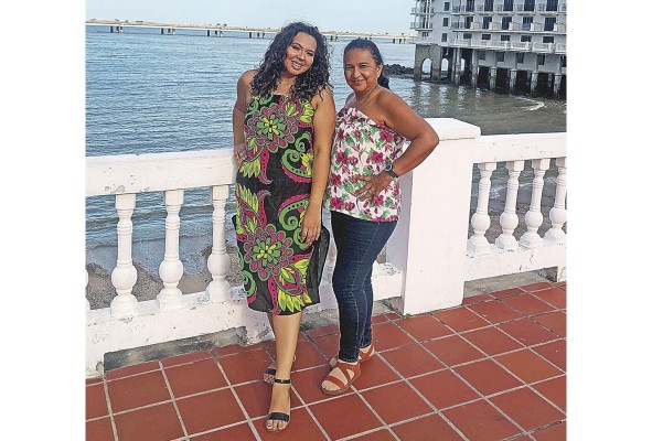 Gloria Vialette junto a su madre, Herminia Gil, ambas creadoras de la marca de ropa. Gloria Vialette junto a su madre, Herminia Gil, ambas creadoras de la marca de ropa.