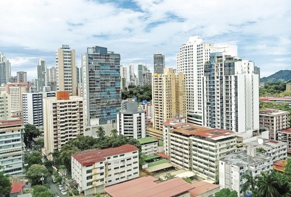 La imagen urbana del barrio de El Cangrejo ha ido cambiando a medida que nuevas torres de mayor altura y volumen van apareciendo por todo el barrio, pasando de edificios de 10 pisos a construcciones más masivas de 20, 30 y 40 pisos. La imagen urbana del barrio de El Cangrejo ha ido cambiando a medida que nuevas torres de mayor altura y volumen van apareciendo por todo el barrio, pasando de edificios de 10 pisos a construcciones más masivas de 20, 30 y 40 pisos.