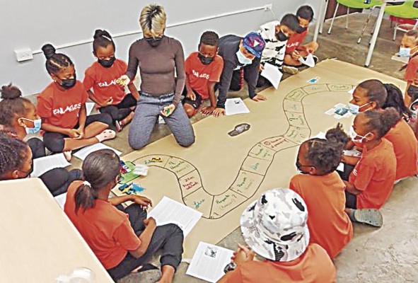 Los niños y adolescentes que acuden a Enlaces reciben terapias básicas y aprenden cómo solucionar conflictos de manera verbal y blanda, al igual que confiar en los adultos. Los niños y adolescentes que acuden a Enlaces reciben terapias básicas y aprenden cómo solucionar conflictos de manera verbal y blanda, al igual que confiar en los adultos.