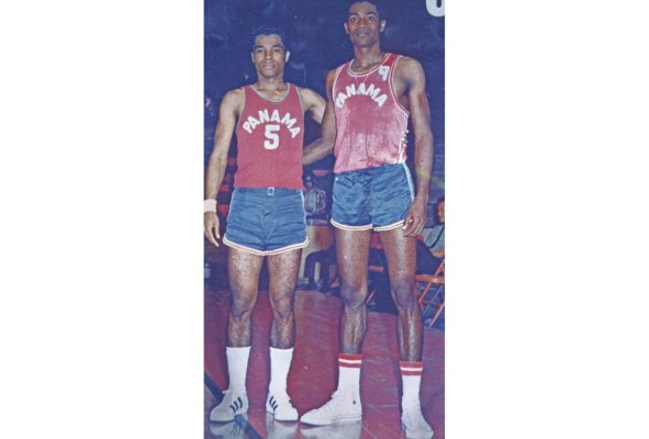 Davis Peralta Jr. y Pedro Rivas, considerados dos de los mejores jugadores de todos los tiempos en el baloncesto istmeño. Davis Peralta Jr. y Pedro Rivas, considerados dos de los mejores jugadores de todos los tiempos en el baloncesto istmeño.