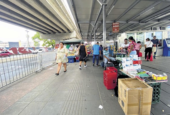 Puestos de buhoneros y peatones cerca de la parada de buses. Puestos de buhoneros y peatones cerca de la parada de buses.