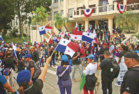 Manifestantes se apostaron frente a la CSJ para exigir celeridad en el fallo de las demandas de inconstitucionalidad contra la Ley 406. Manifestantes se apostaron frente a la CSJ para exigir celeridad en el fallo de las demandas de inconstitucionalidad contra la Ley 406.