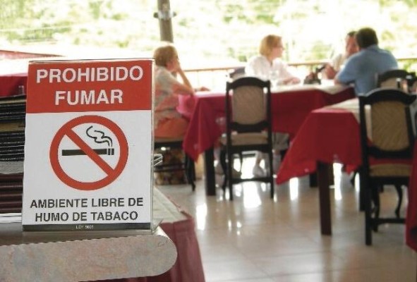 El consumo de cigarrillo en los restaurantes supone nuevos retos frente a la pandemia El consumo de cigarrillo en los restaurantes supone nuevos retos frente a la pandemia
