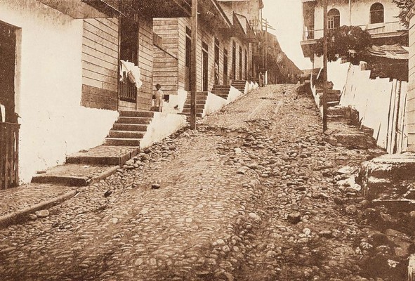 La Isthmian Canal Commission estuvo a cargo de la pavimentación, dotación de drenajes, alcantarillado y acueducto de la ciudad de Panamá a partir de 1905. En esta foto, una vista de la calle 12 antes de su pavimentación. La Isthmian Canal Commission estuvo a cargo de la pavimentación, dotación de drenajes, alcantarillado y acueducto de la ciudad de Panamá a partir de 1905. En esta foto, una vista de la calle 12 antes de su pavimentación.