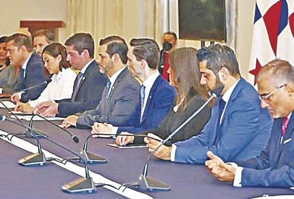 El 15 de noviembre el Gobierno le dio a Minera Panamá un plazo para que firme los acuerdos alcanzados en enero. El 15 de noviembre el Gobierno le dio a Minera Panamá un plazo para que firme los acuerdos alcanzados en enero.