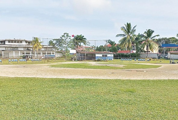 El estadio de Arco Iris quedó convertido en un campo de softbol en 2021, luego de que un grupo privado lo habilitara, tras su derrumbe cuatro años antes. El estadio de Arco Iris quedó convertido en un campo de softbol en 2021, luego de que un grupo privado lo habilitara, tras su derrumbe cuatro años antes.
