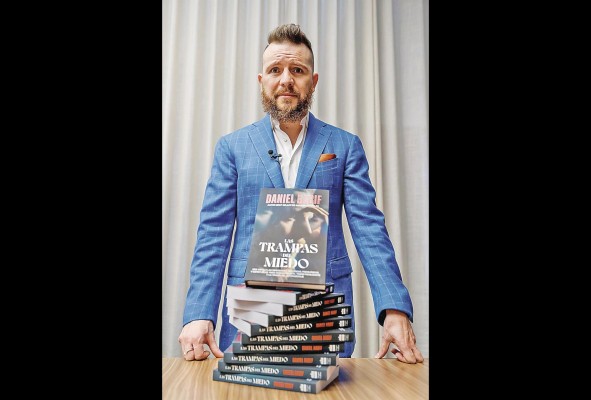 Al hacer una reflexión de sus trabajos, Daniel asegura que existe “un salto cuántico” de su primer libro a este. Al hacer una reflexión de sus trabajos, Daniel asegura que existe “un salto cuántico” de su primer libro a este.